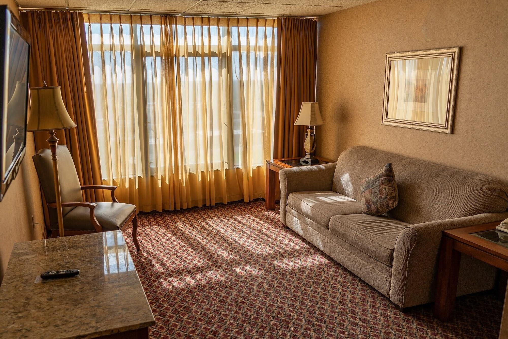 Ramada By Wyndham Downtown & Convention Center Hotel