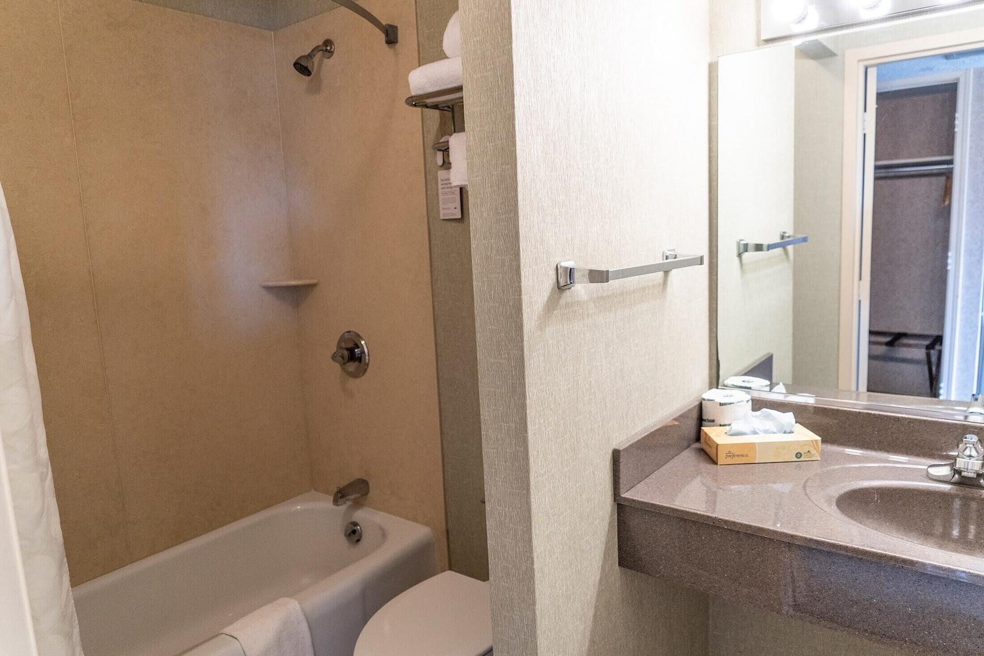 Hotel Ramada By Wyndham Downtown & Convention Center 3*