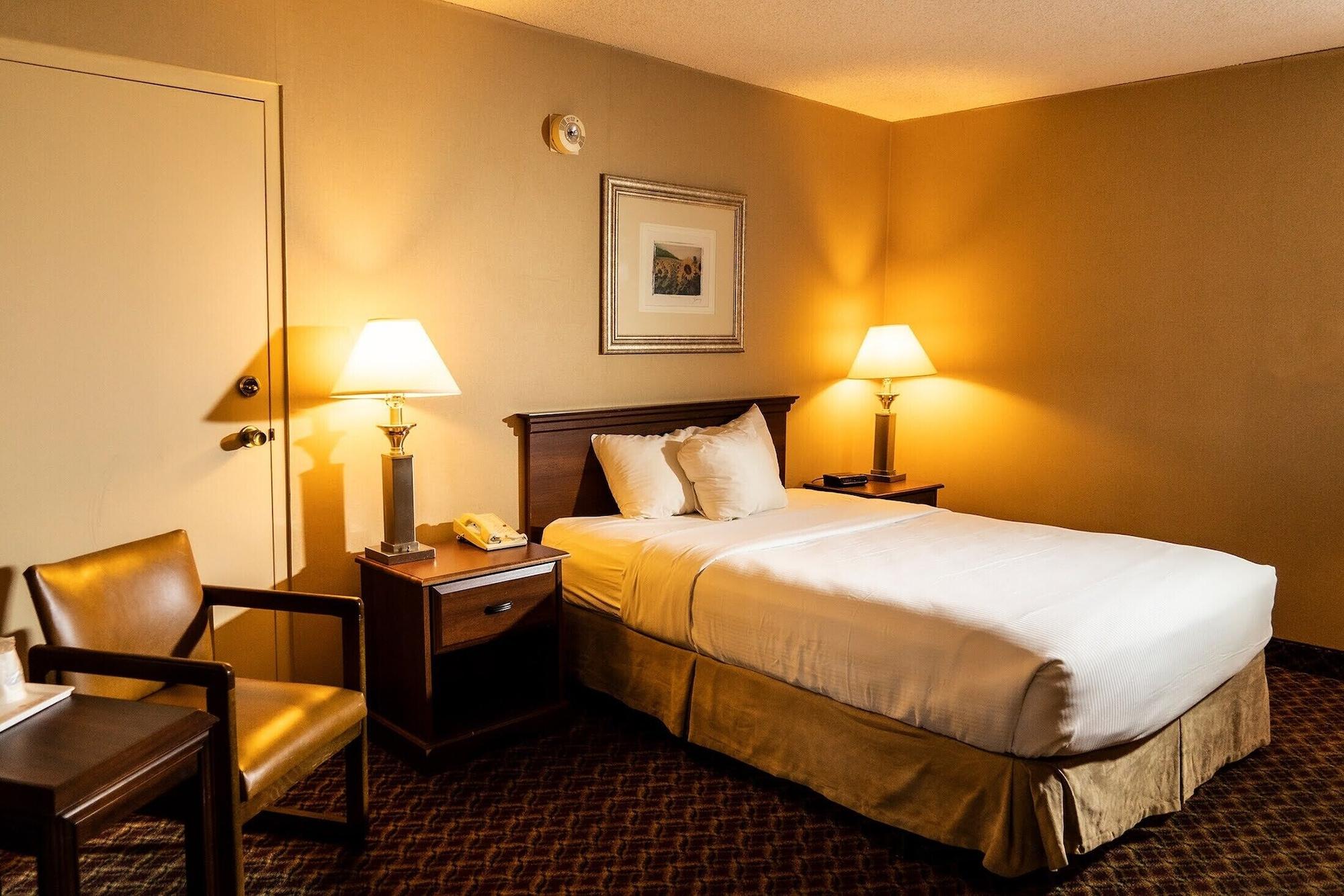 Hotel Ramada By Wyndham Downtown & Convention Center 3*