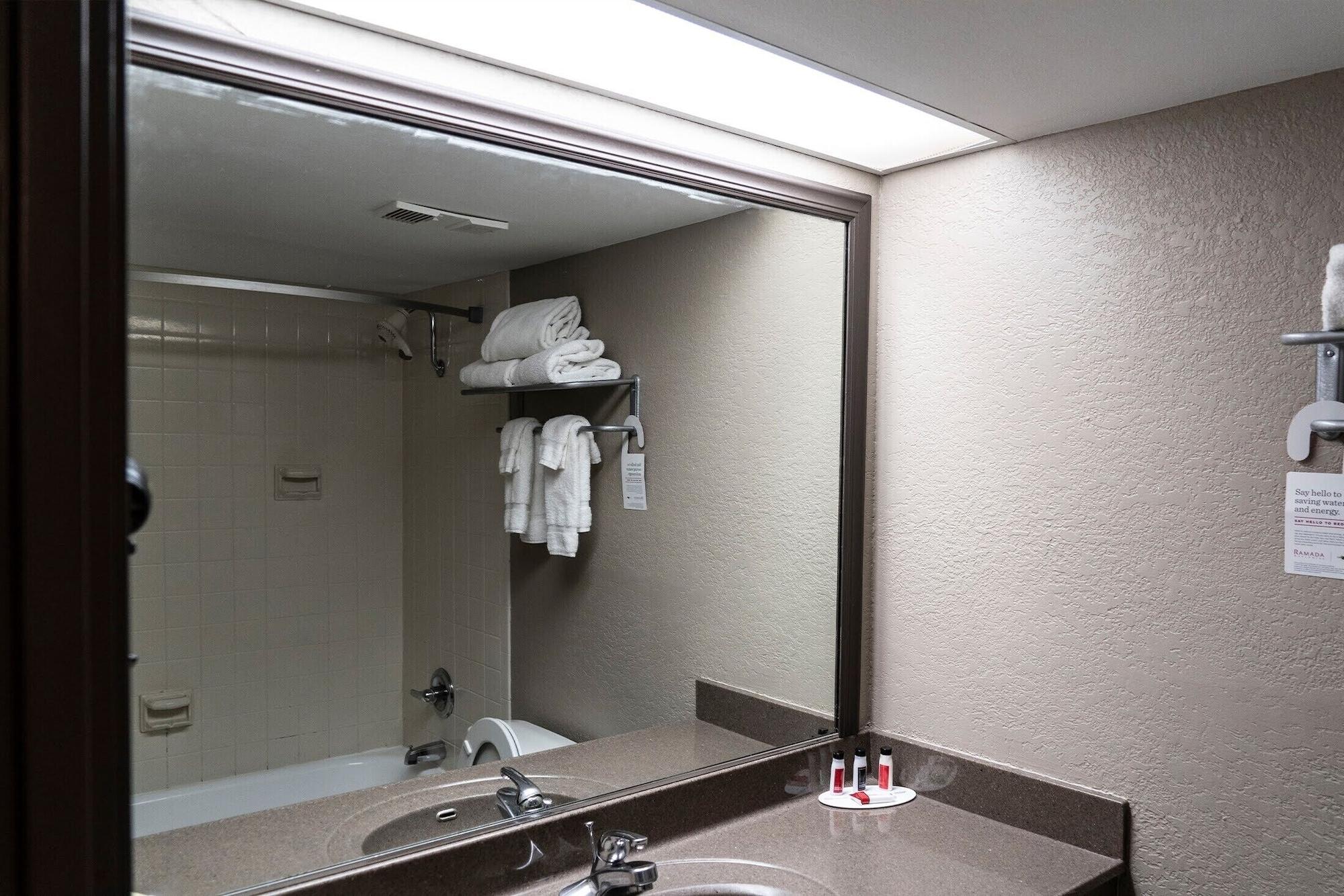 Hotel Ramada By Wyndham Downtown & Convention Center