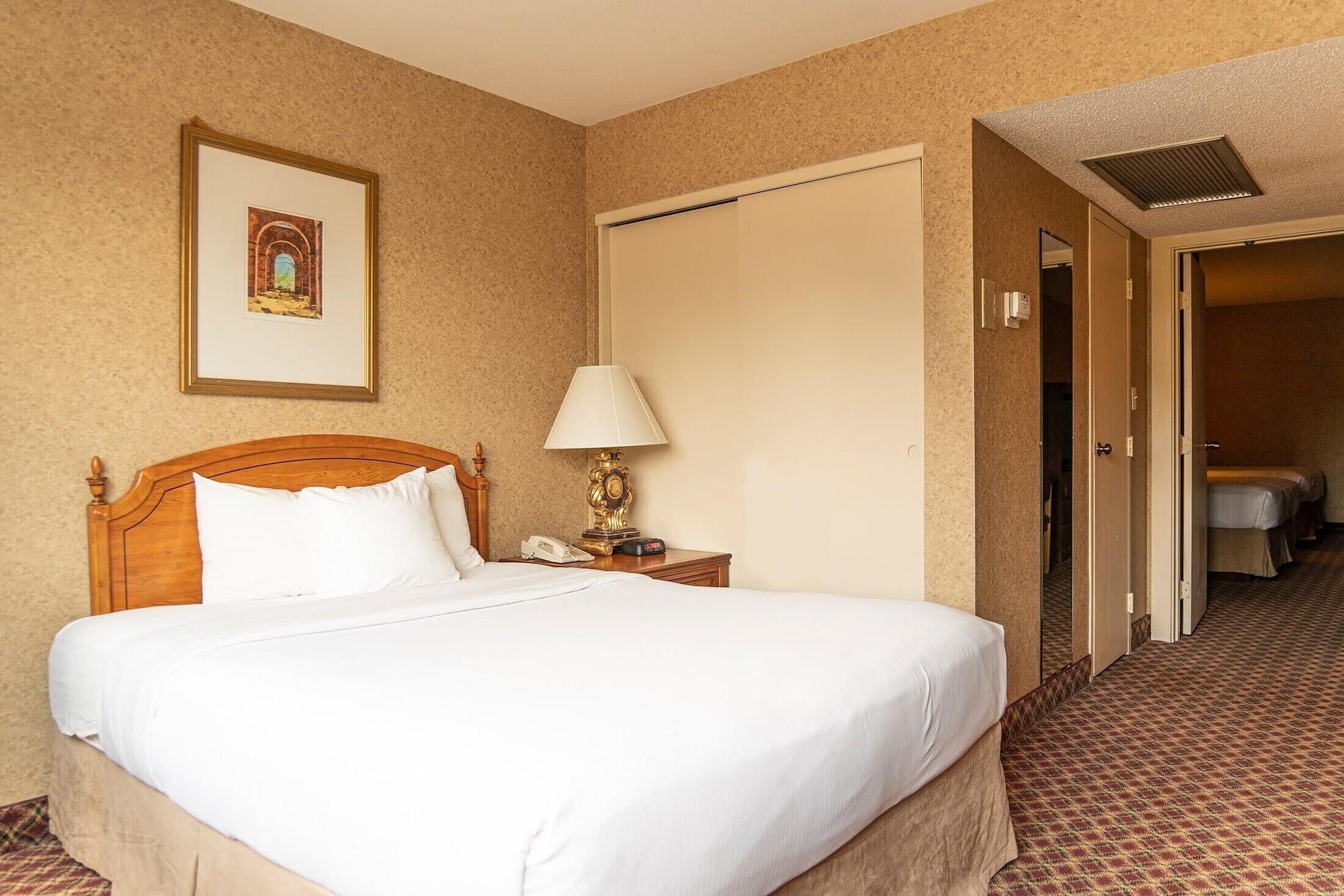Ramada By Wyndham Downtown & Convention Center Hotel