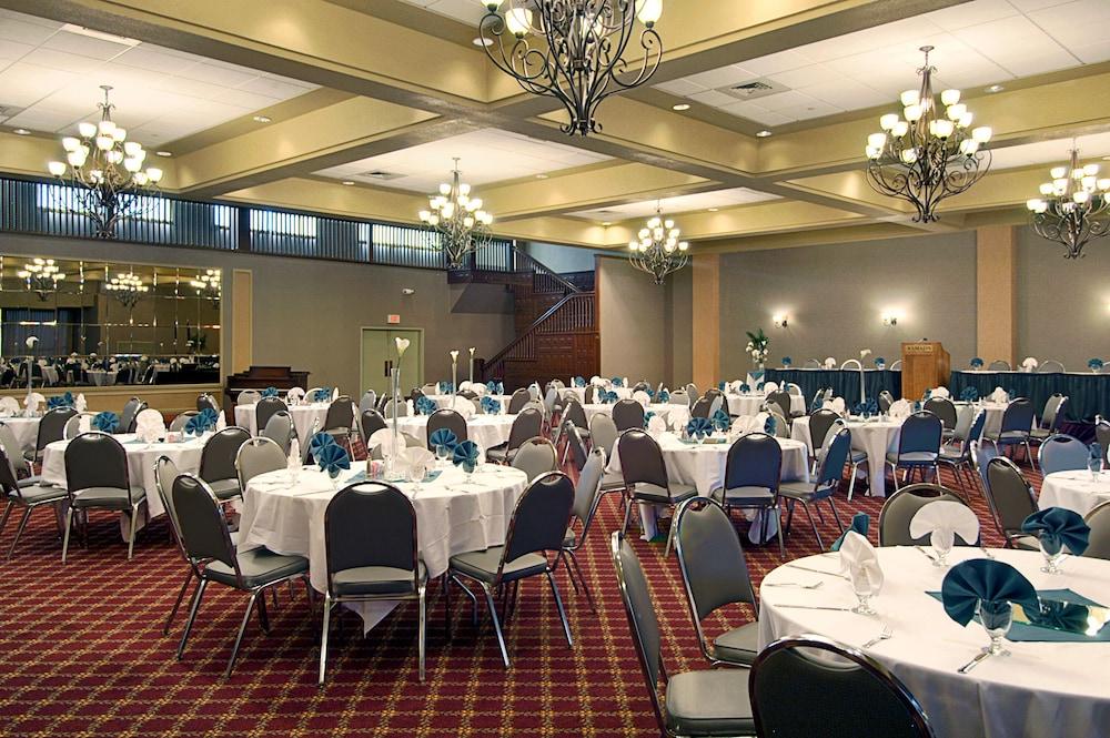Ramada By Wyndham Downtown & Convention Center 3*