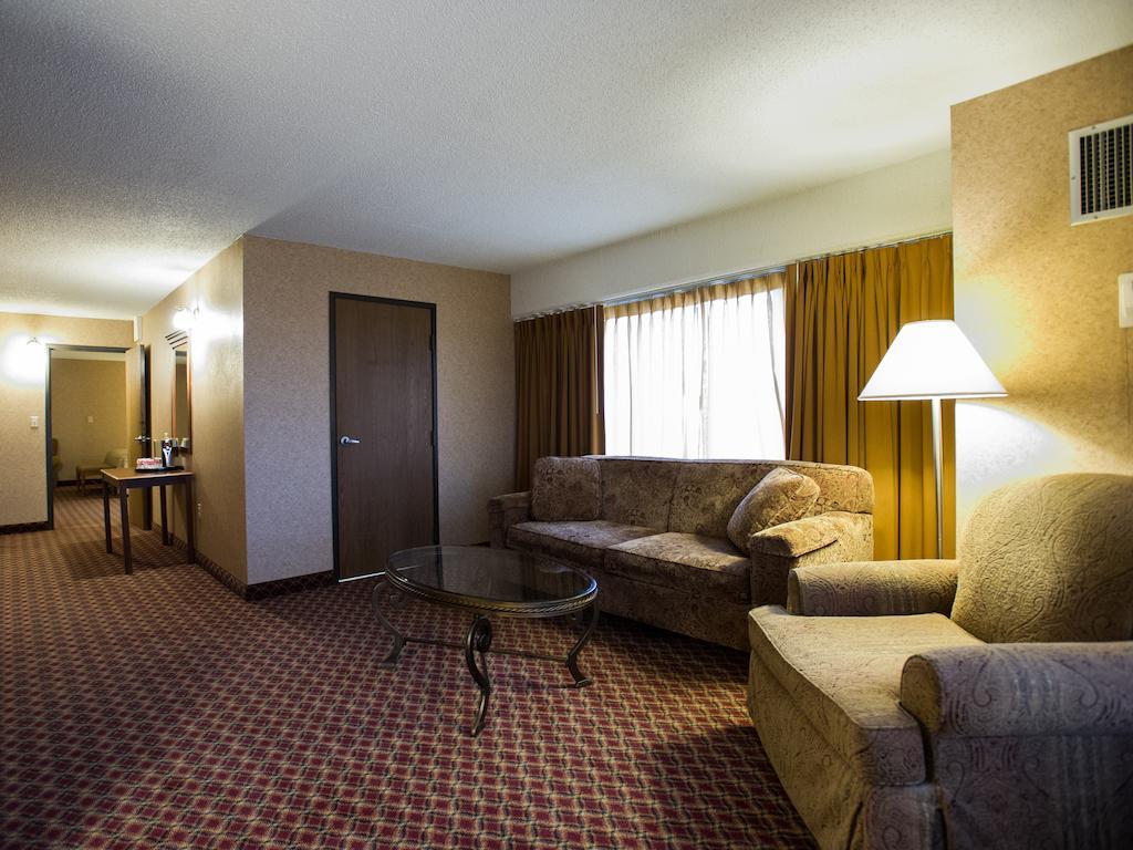 Ramada By Wyndham Downtown & Convention Center Topeka