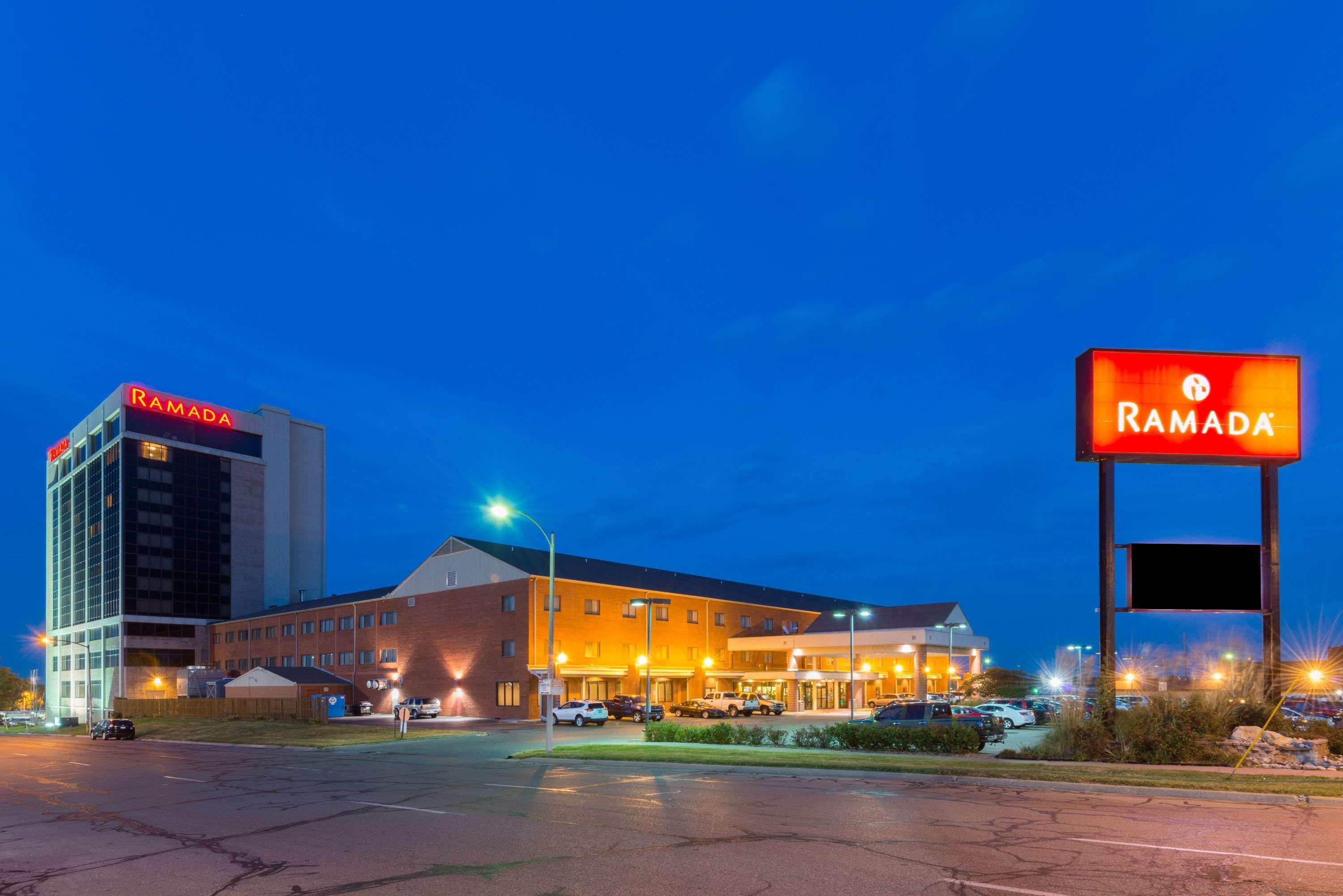 Ramada By Wyndham Downtown & Convention Center Hotel 3*