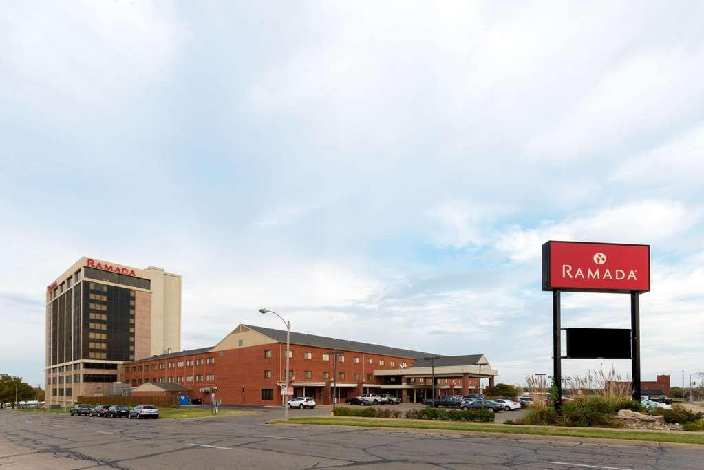 Ramada By Wyndham Downtown & Convention Center Topeka