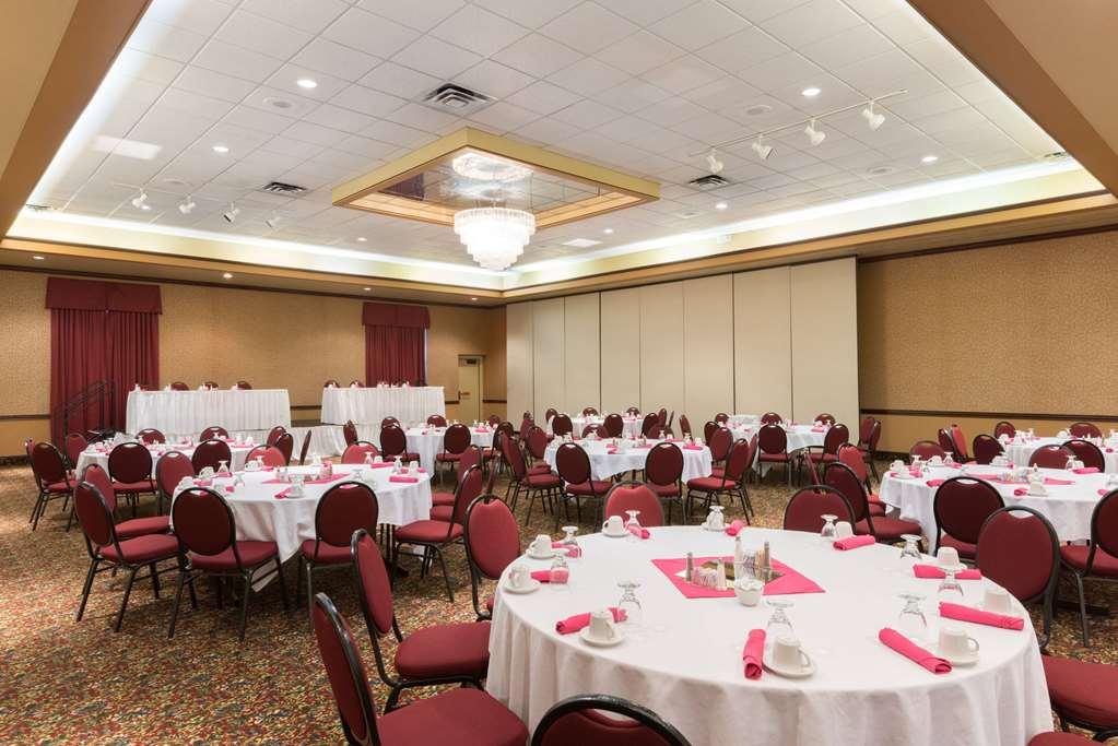 Ramada By Wyndham Downtown & Convention Center Hotel 3*