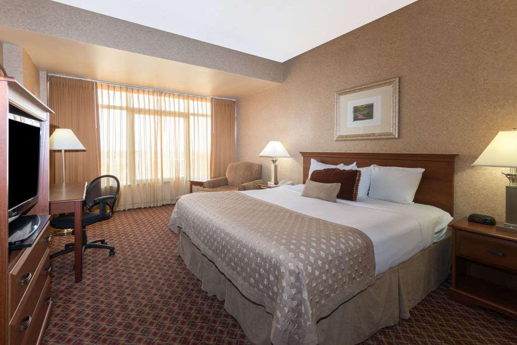Ramada By Wyndham Downtown & Convention Center Hotel Topeka