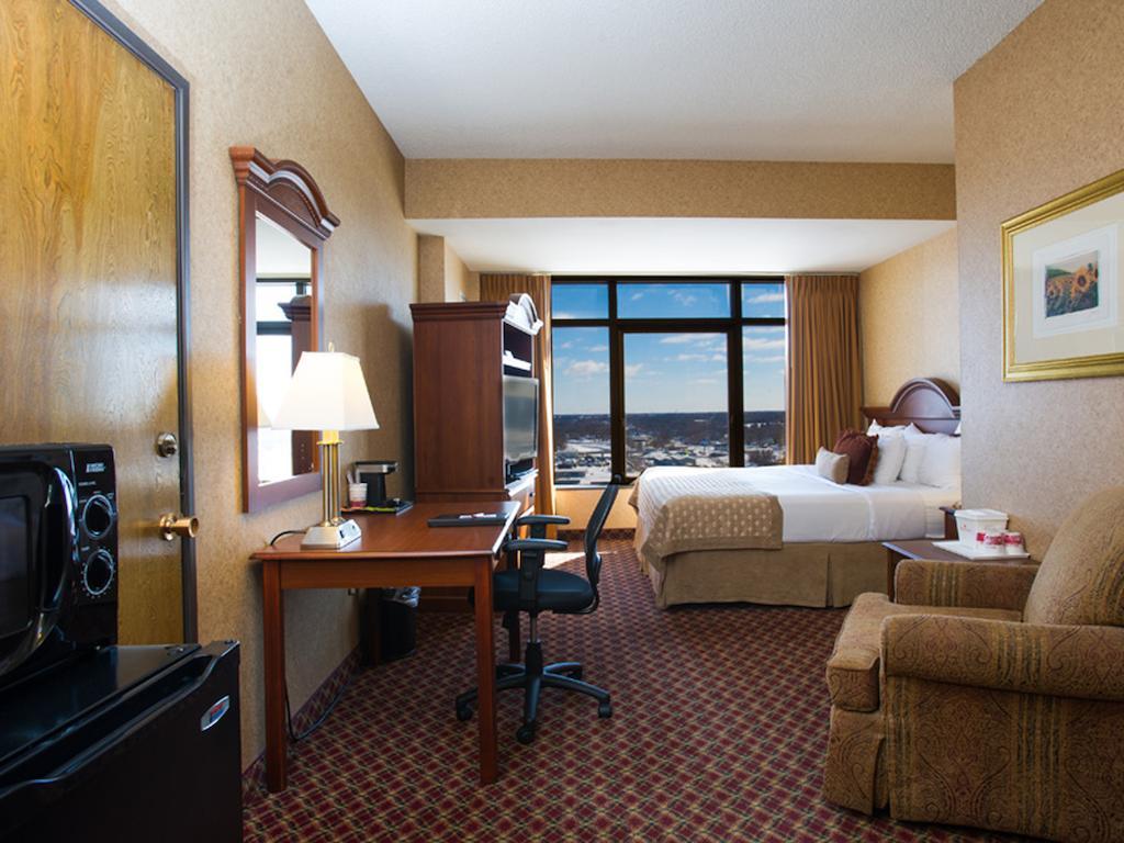 Hotel Ramada By Wyndham Downtown & Convention Center