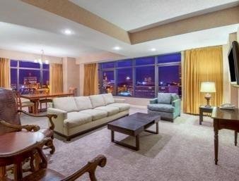 Hotel Ramada By Wyndham Downtown & Convention Center 3*