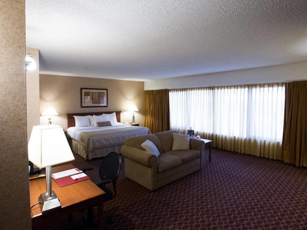 Ramada By Wyndham Downtown & Convention Center Hotel Topeka