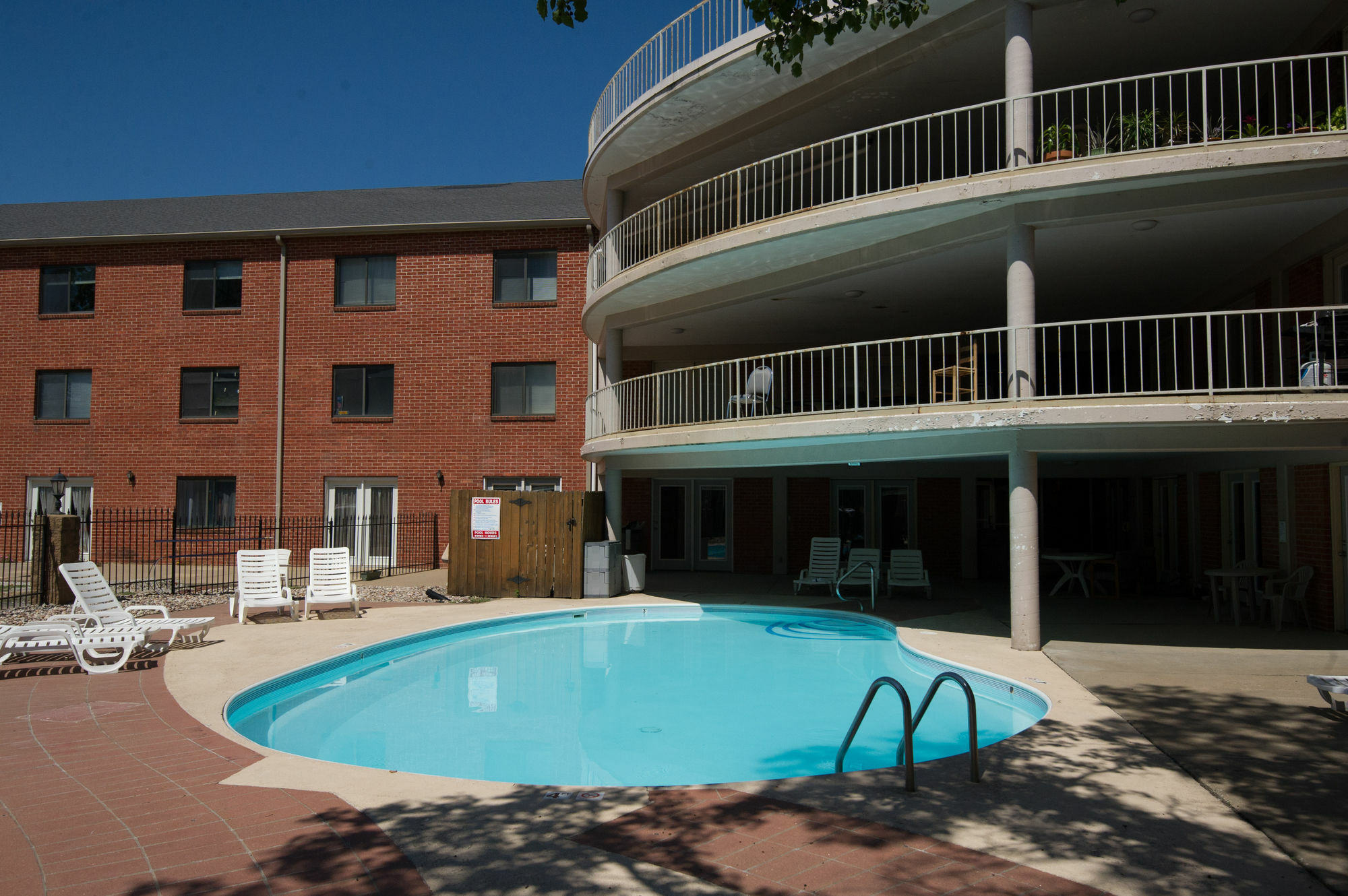 Ramada By Wyndham Downtown & Convention Center Hotel Topeka